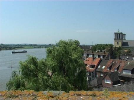 Rees : Rheinpromenade, Aussicht vom Mühlenturm über den Rhein und die Stadt